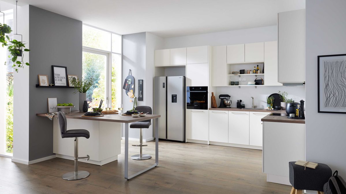 Einbauküche Interliving aus Holz in Weiß Interliving Küche Serie 3090 mit Side by Side Kühlschrank Magnolia – zweizeilig