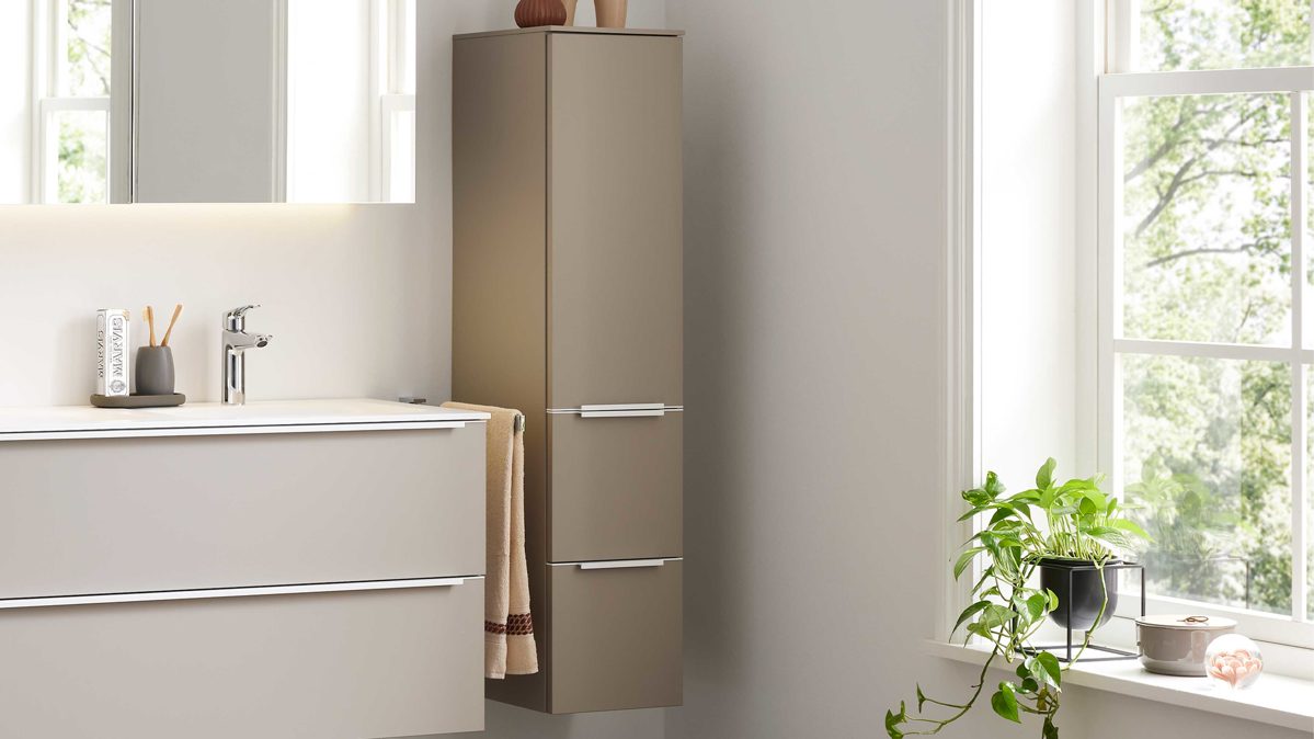 Hängeschrank Interliving aus Holz in Beige Interliving Bad Serie 3710 - Hängeschrank links, eine Tür & zwei Schubladen - Macchiato, Höhe ca. 130 cm