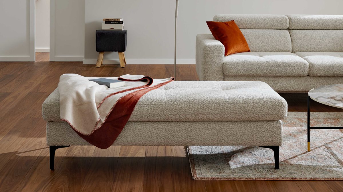 Polsterhocker Interliving aus Stoff in Hellgrau Interliving Sofa Serie 4420 - XXL-Hocker mit Metallfüßen graubeiger Bezug LRS 19 – ca. 152 x 65 cm