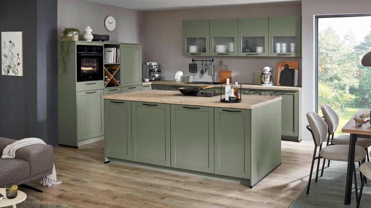 Einbauküche Nobilia® aus Holz in Grün nobilia® Einbauküche Frame mit JUNKER Geräten und  Ansetztisch olivgrüne Holzstruktur & Endgrain Oak - zweiteilig