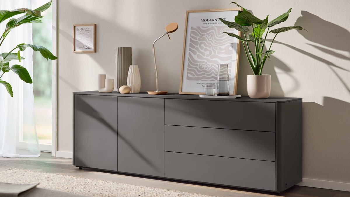 Sideboard Interliving aus Holz in Dunkelgrau Interliving Wohnzimmer Serie 2035 - Sideboard dunkelgrauer Mattlack - drei Schubladen, zwei Türen, Länge ca. 200 cm