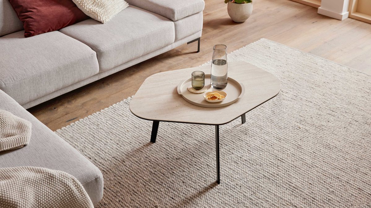 Couchtisch Interliving aus Keramik in Beige Interliving Couchtisch Serie 6231 - Couchtisch travertinfarbene Keramik & schwarzer Stahl - 92 x 65 cm