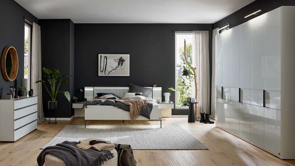 Komplettzimmer Interliving aus Holz in Weiß Interliving Schlafzimmer Serie 1033 – komplettes Schlafzimmer weißes Glas - vierteilig