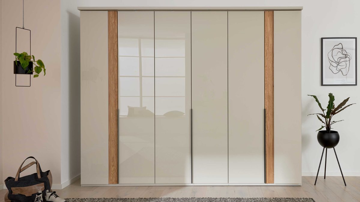 Kleiderschrank Interliving aus Holz in Hellgrau Interliving Schlafzimmer Serie 1035 – Kleiderschrank Champagner & Riffholz - sechs Türen, Breite ca. 300 cm