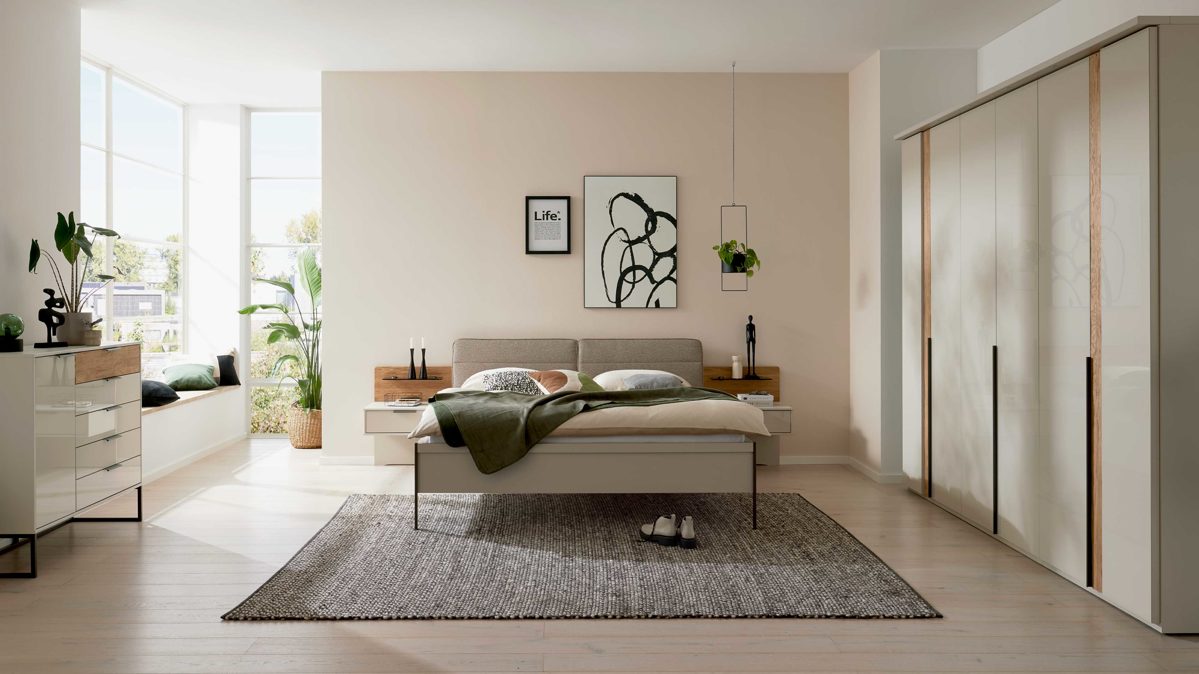 Komplettzimmer Interliving aus Holz in Hellgrau Interliving Schlafzimmer Serie 1035 – Komplettzimmer mit Polster-Bettanlage und Kommode Webstoff Sahara, Champagner & Riffholz - Liegefläche ca. 180 x 200 cm