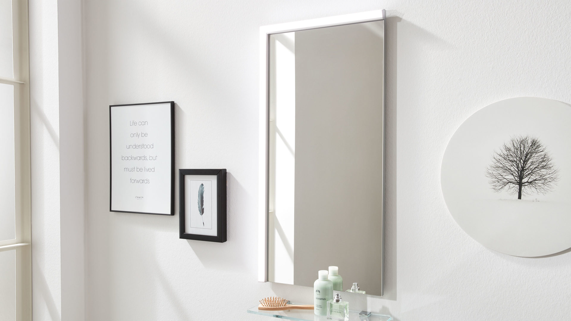 Wandspiegel Interliving aus Spiegel in Transparent Interliving Bad Serie 3701 – Flächenspiegel rechts mit Leuchtwinkel – ca. 40 x 80 cm