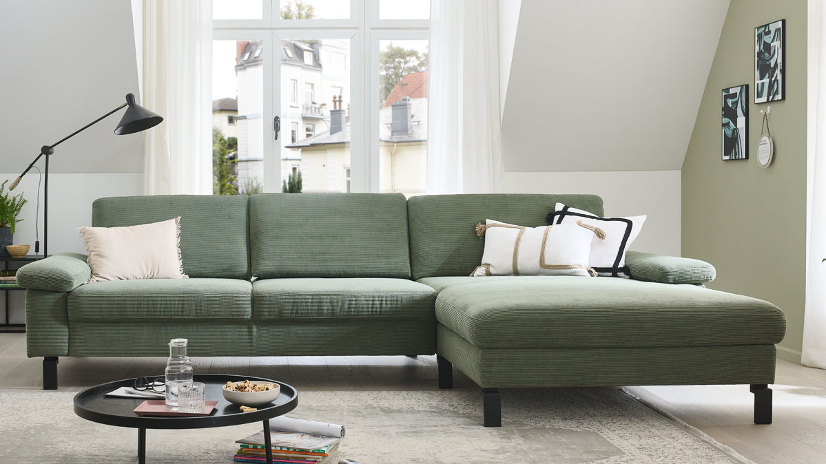 Ecksofa SOFAkultur aus Stoff in Grün SOFAkultur Programm SK 239 - Ecksofa mit Federkern olivgrüner Feincord & schwarze Metallfüße 192 - Stellfläche ca. 292 x 185 cm