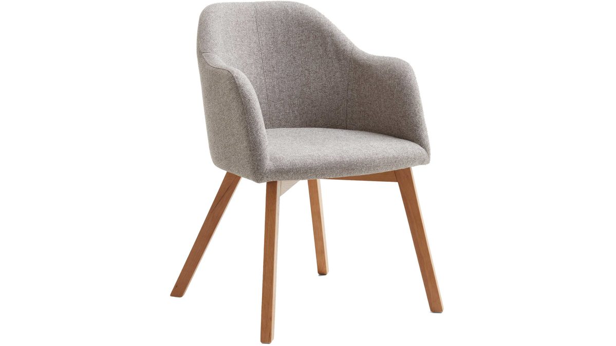 Polsterstuhl Standard furniture factory aus Stoff in Beige Armlehnstuhl Charly schlammfarbener Webstoff Nexus 9013 & Eichenholzfüße