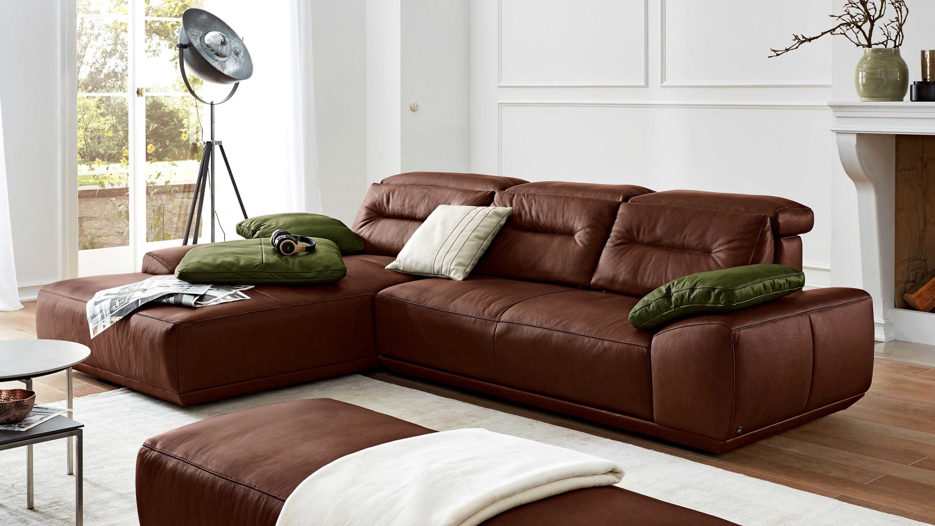Ecksofa Interliving aus Leder in Dunkelbraun Interliving Sofa Serie 4000 – Ecksofa chocolatefarbenes Leder Z83.54 – Stellfläche ca. 209 x 310 cm