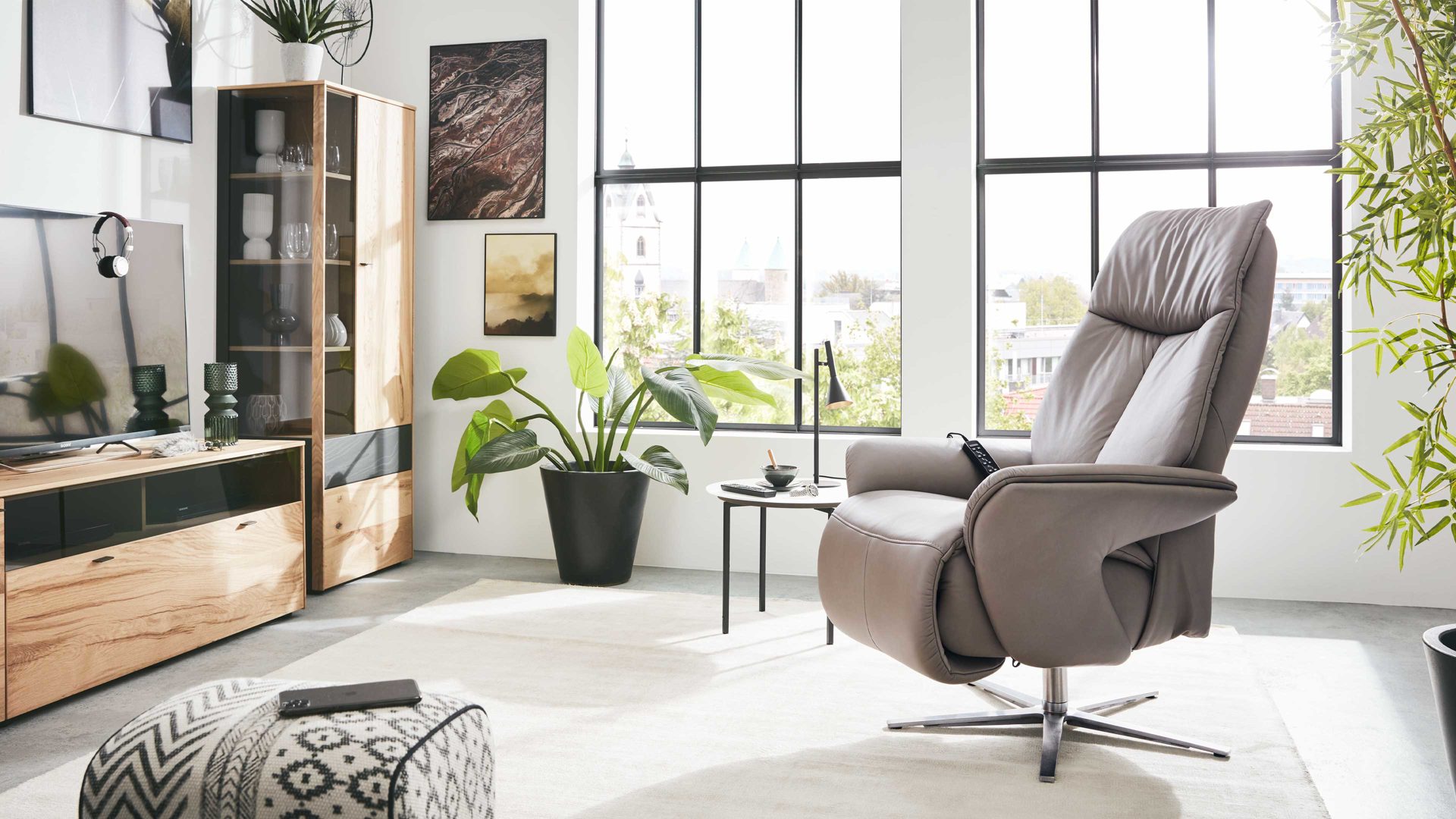 Relaxsessel Interliving aus Leder in Grau Interliving Sessel Serie 4552 stahlfarbenes LongLife-Leder & edelstahlfarbener Sternfuß – zwei Motoren