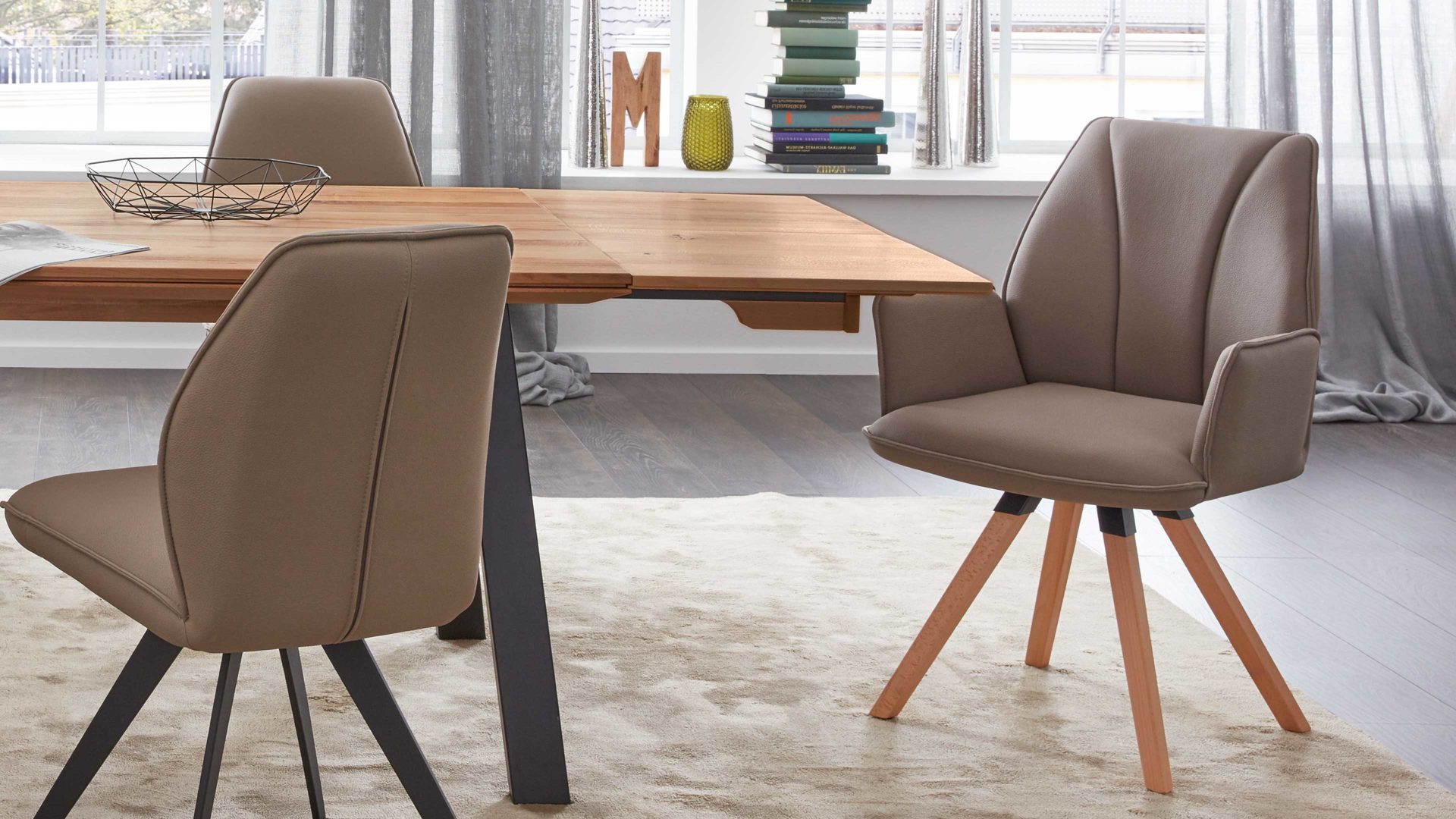 Polsterstuhl Interliving aus Stoff in Hellbraun Interliving Esszimmer Serie 5102 – Armlehn-Polsterstuhl sandfarbene Mikrofaser Atlantis 914 & Kernbuche