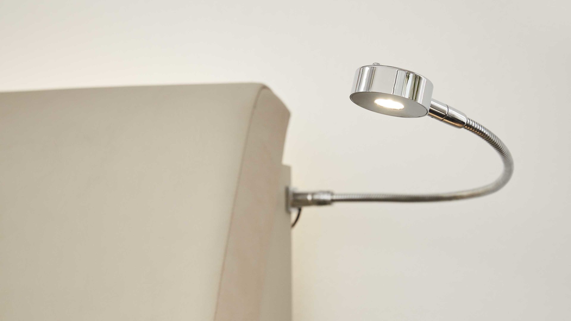 LED-Beleuchtung Interliving aus Metall in Metallfarben Interliving Schlafzimmer Serie 1009 – Flexleuchten-Set 101 Chrom - zweiteilig