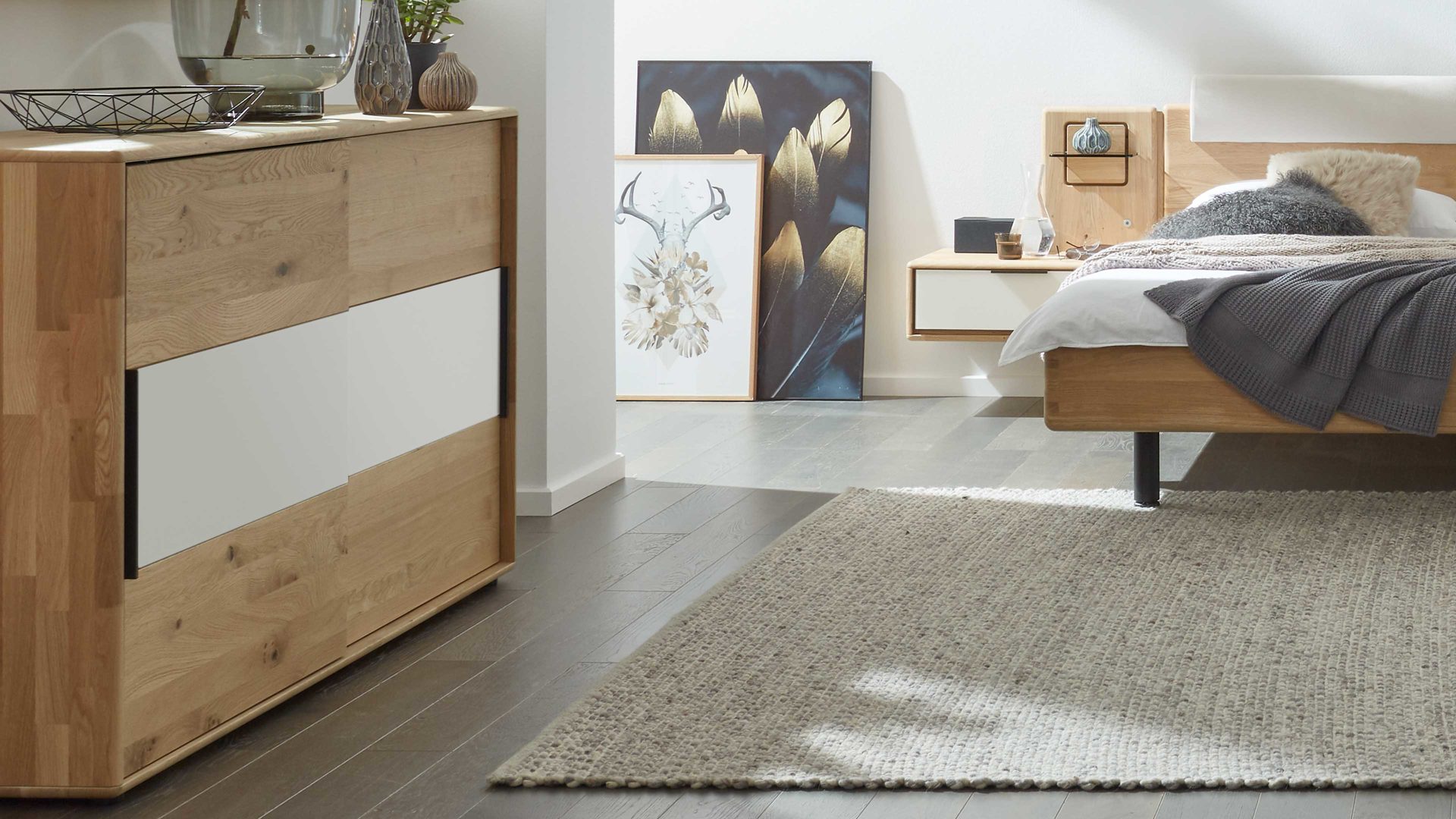 Türenkommode Interliving aus Holz in Weiß Interliving Schlafzimmer Serie 1015 – Kommode 2167 magnolienfarbenes Mattglas & Wildeiche – zwei Schiebetüren