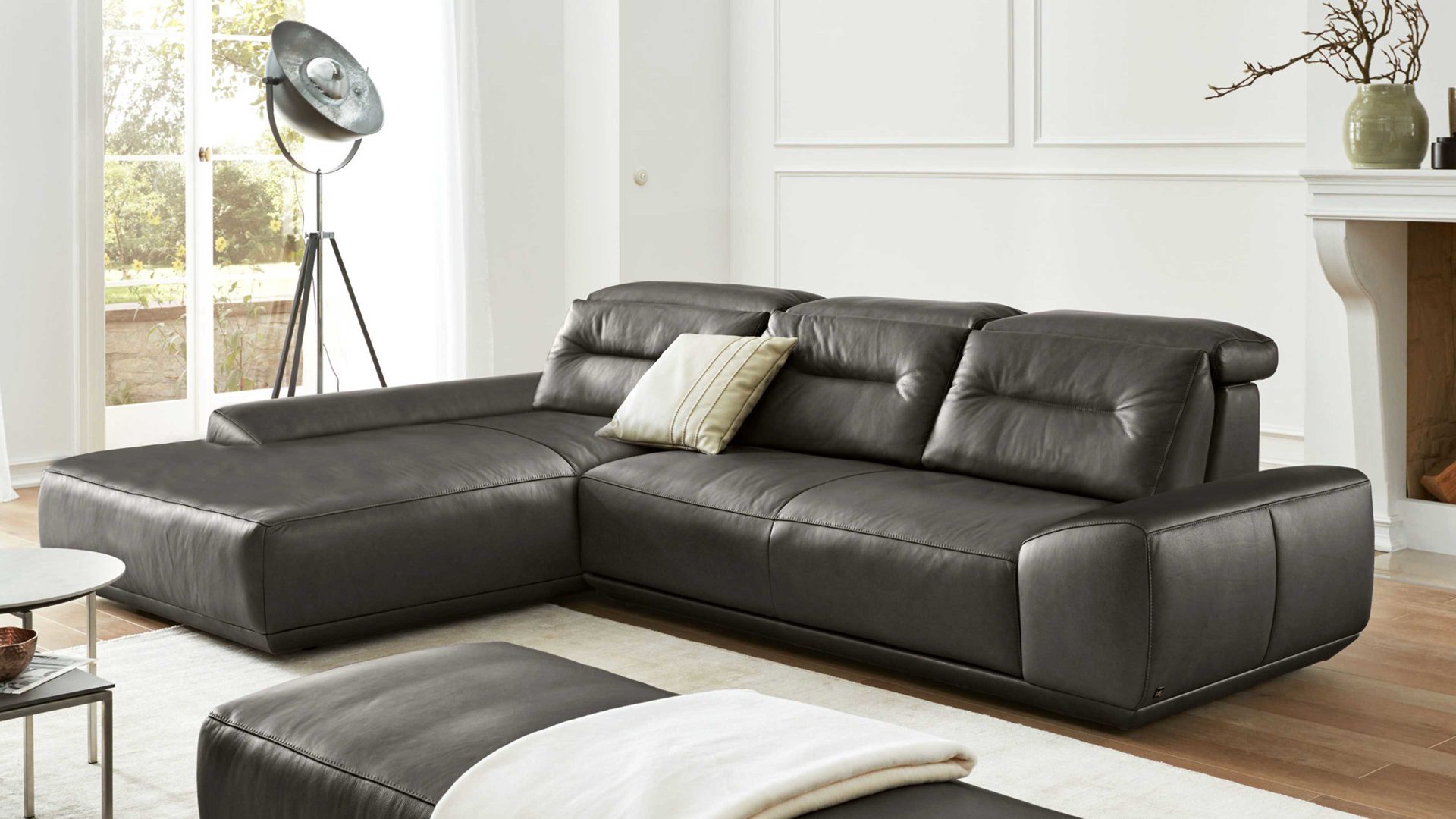 Ecksofa Interliving aus Leder in Dunkelgrau Interliving Sofa Serie 4000 – Ecksofa graphitfarbenes Leder Z39.94 – Schenkelmaß ca. 209 x 310 cm