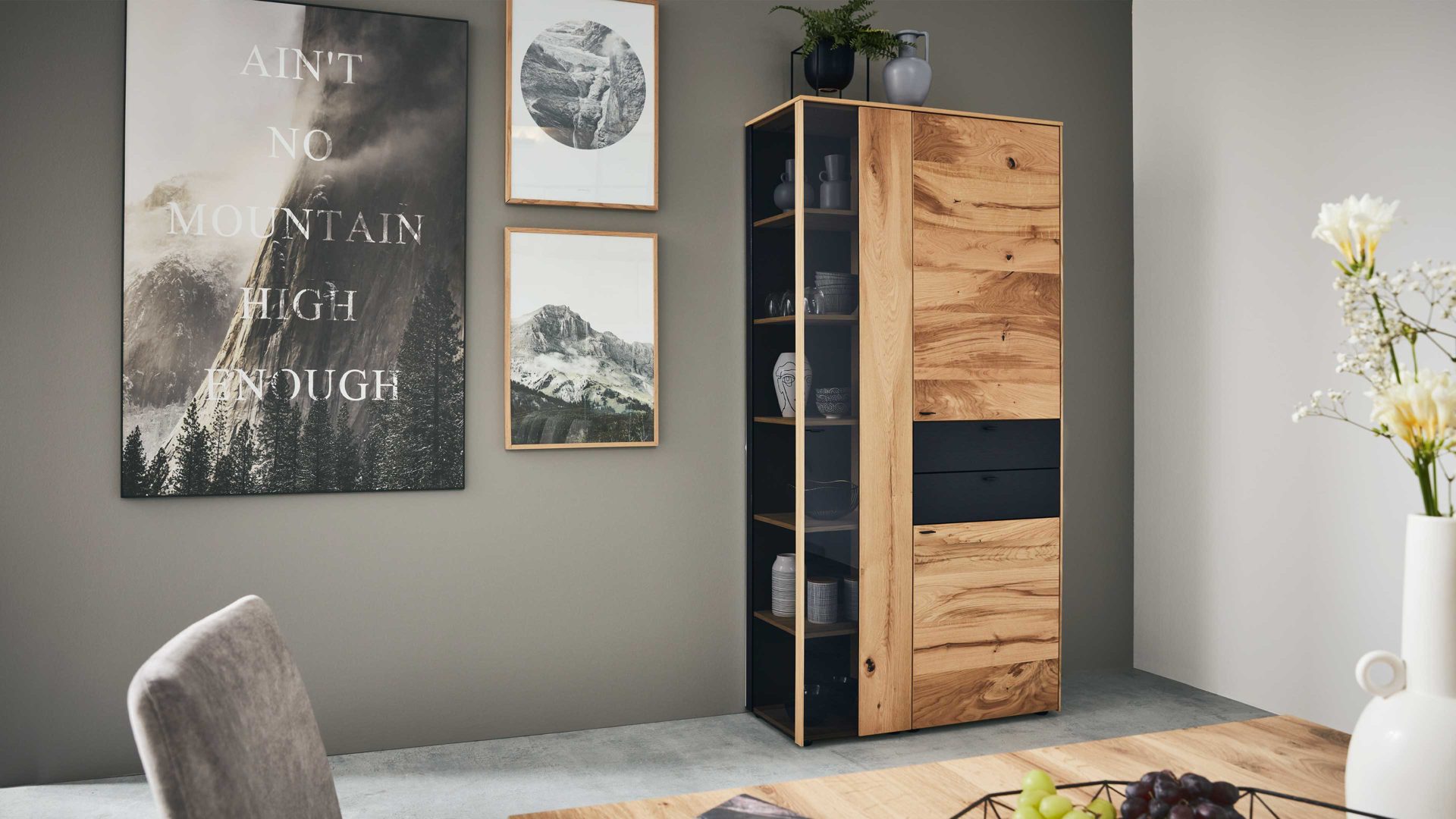 Vitrine Interliving aus Holz in Anthrazit Interliving Esszimmer Serie 5604 - Vitrine Anthrazit & Eiche rustico - drei Türen, zwei Schubladen