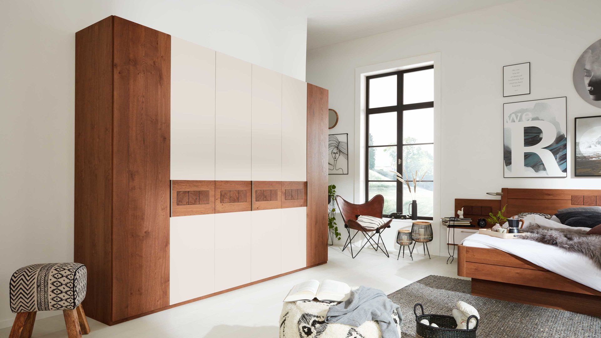 Kleiderschrank Interliving aus Holz in Beige Interliving Schlafzimmer Serie 1022 – Kleiderschrank 97300 Sand & Eiche Barrique - sechs Türen, Breite ca. 299 cm