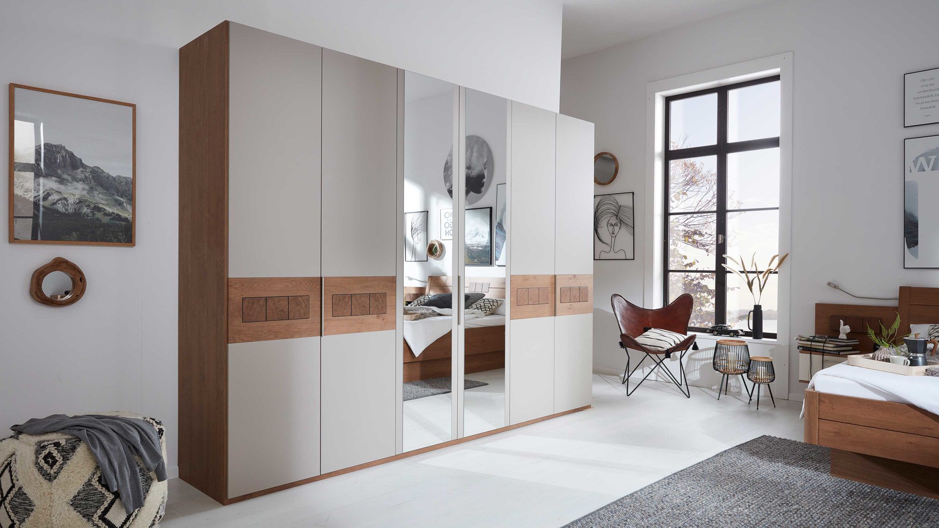 Kleiderschrank Interliving aus Holz in Hellgrau Interliving Schlafzimmer Serie 1022 – Kleiderschrank 6063 Taupe & Eiche Barrique - sechs Türen, Höhe ca. 229 cm