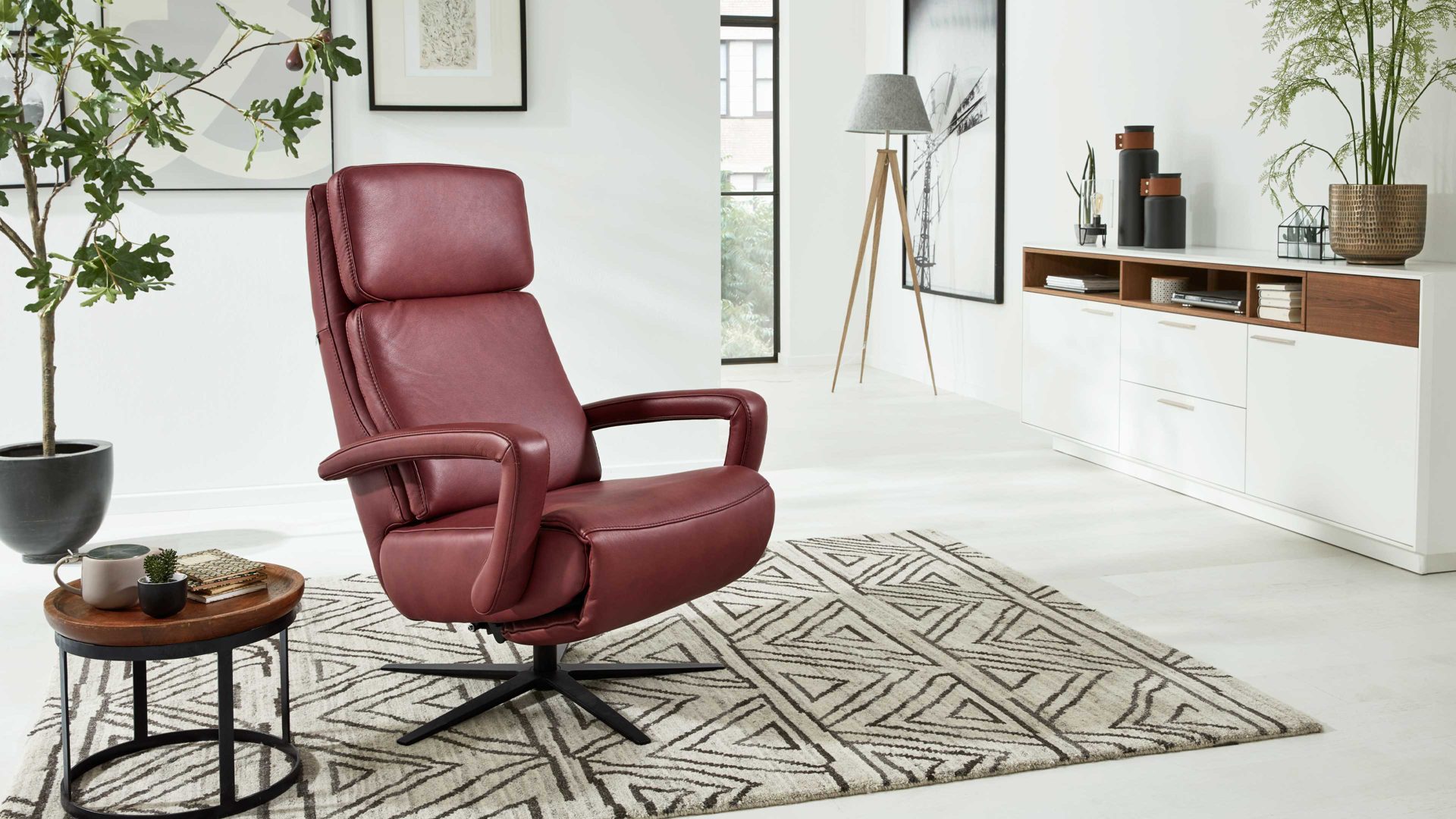 Relaxsessel Interliving aus Leder in Dunkelrot Interliving Sessel Serie 4541 – Relaxsessel motorisch - barolofarbenes LongLife-Leder Rodeo & Sternfuß V4S