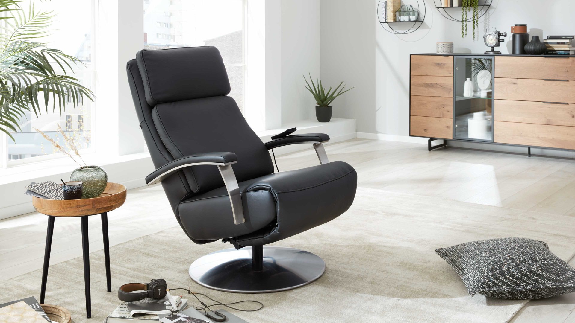 Relaxsessel Interliving aus Leder in Anthrazit Interliving Sessel Serie 4541 – Relaxsessel motorisch - anthrazitfarbenes LongLife-Leder Credo & Tellerfuß V6