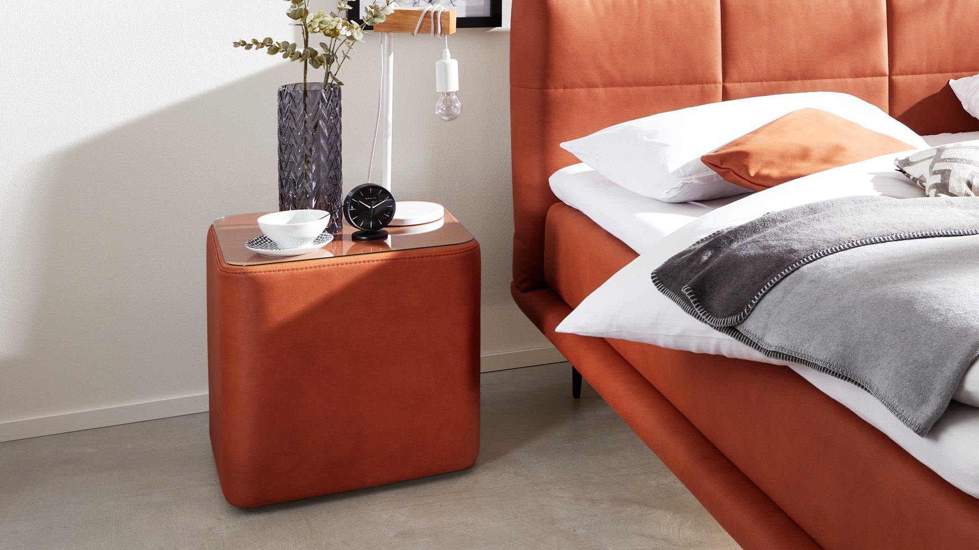 Nachtkommode Interliving aus Stoff in Orange Interliving Boxspringbett Serie 1413 - Nachtkommode Würfel 39 sienafarbene Mikrofaser Galero 640003