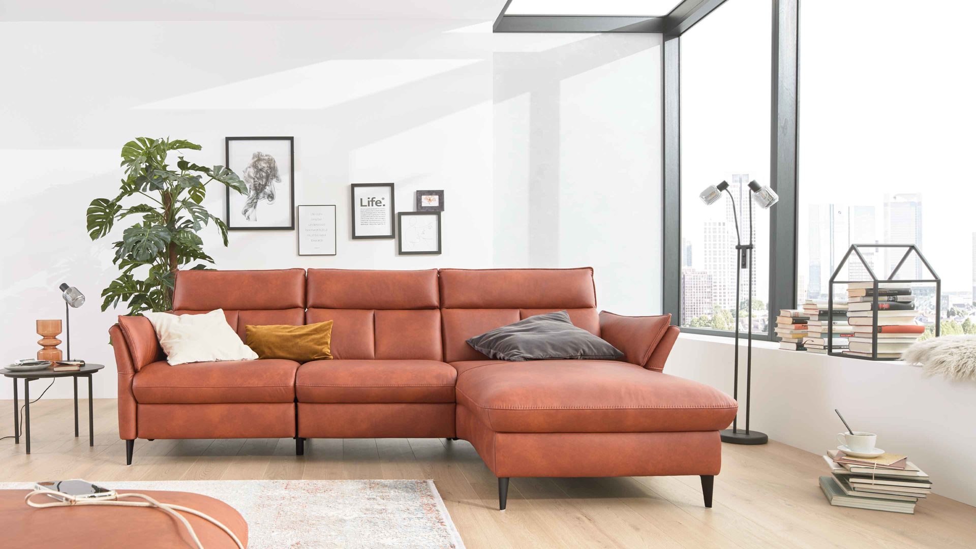 Ecksofa Interliving aus Leder in Orange Interliving Sofa Serie 4058 – Ecksofa cognacfarbenes LongLife-Leder Cloudy - Stellfläche ca. 279 x 171 cm