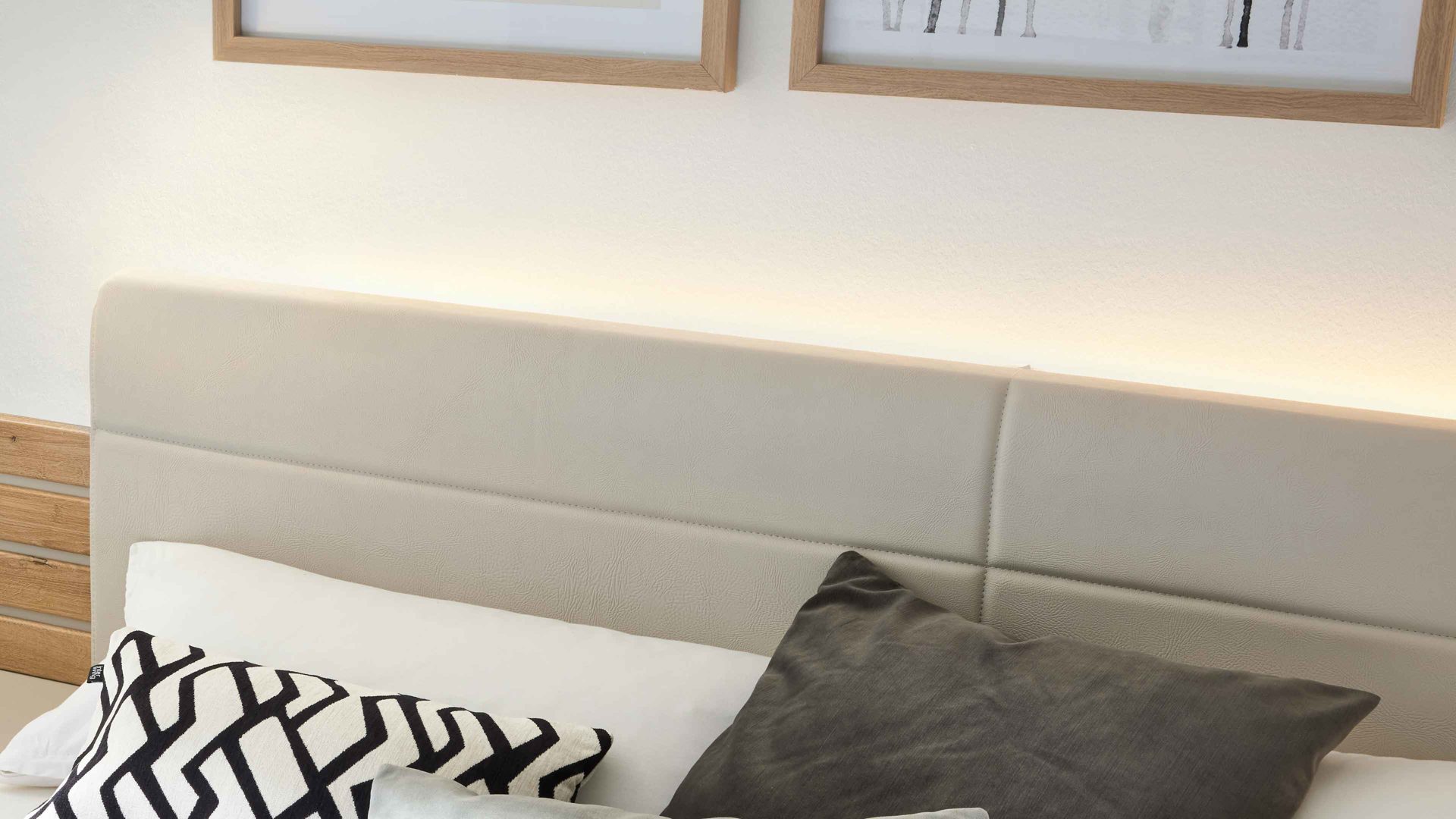 LED-Beleuchtung Interliving aus Metall in Weiß Interliving Schlafzimmer Serie 1026 – Ambiente-Beleuchtung für ca. 180 cm Bettbreite