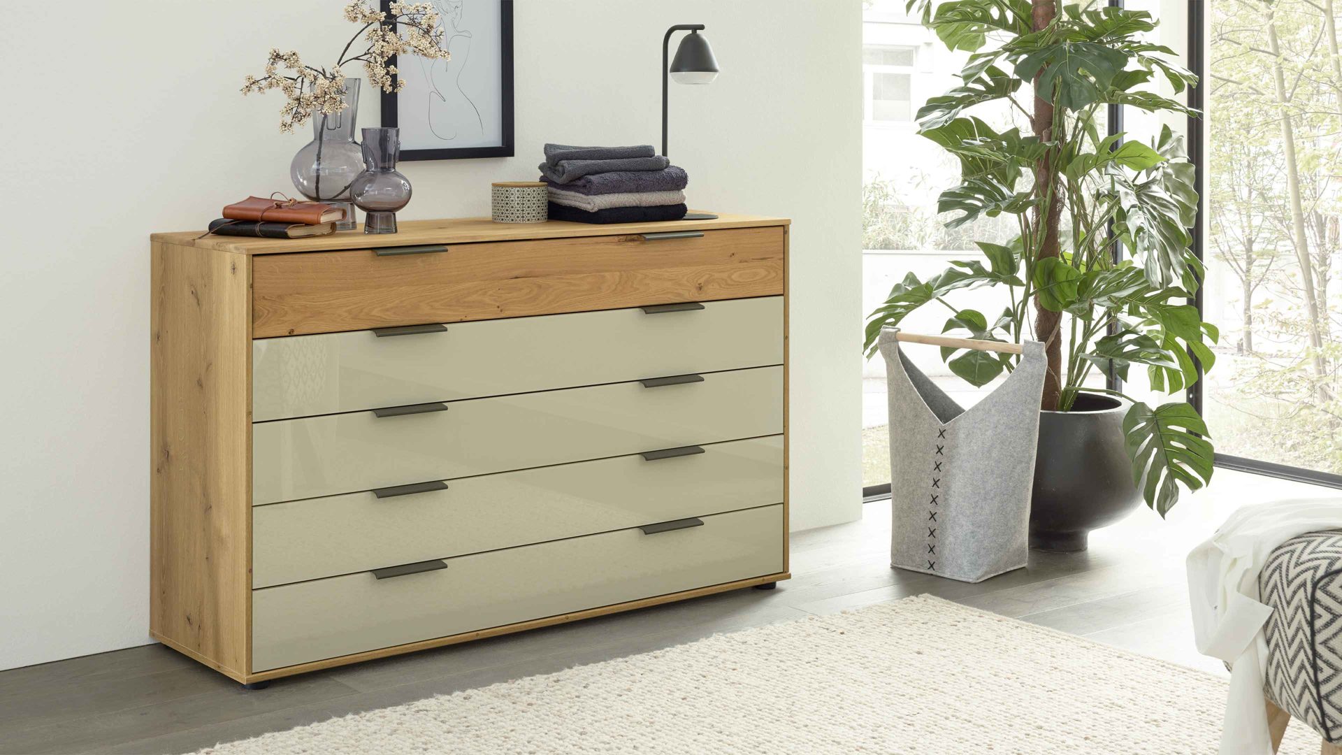 Schubladenkommode Interliving aus Holz in Hellgrau Interliving Schlafzimmer Serie 1027 – Schubladenkommode Eiche bianco & Champagner - fünf Schubladen, Breite ca. 141 cm