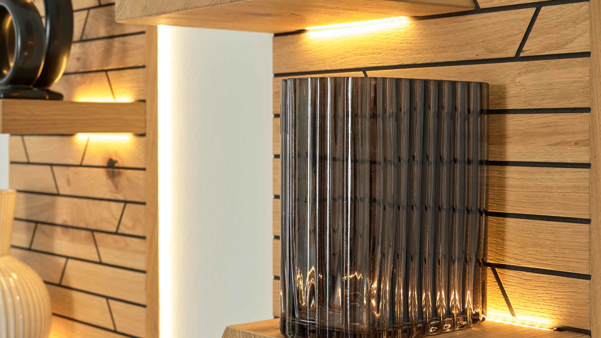 Möbelbeleuchtung Interliving aus Kunststoff in Weiß Interliving Wohnzimmer Serie 2108 - Holzboden-Beleuchtung 44-44 zweiteilig