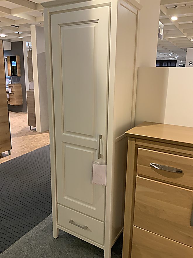 Basisprodukt K.f. gmbh & co. kg möbelvertrieb in Weiß Garderobenschrank Mainstockheim Ausf. 11 Fichte massiv weiß lasiert