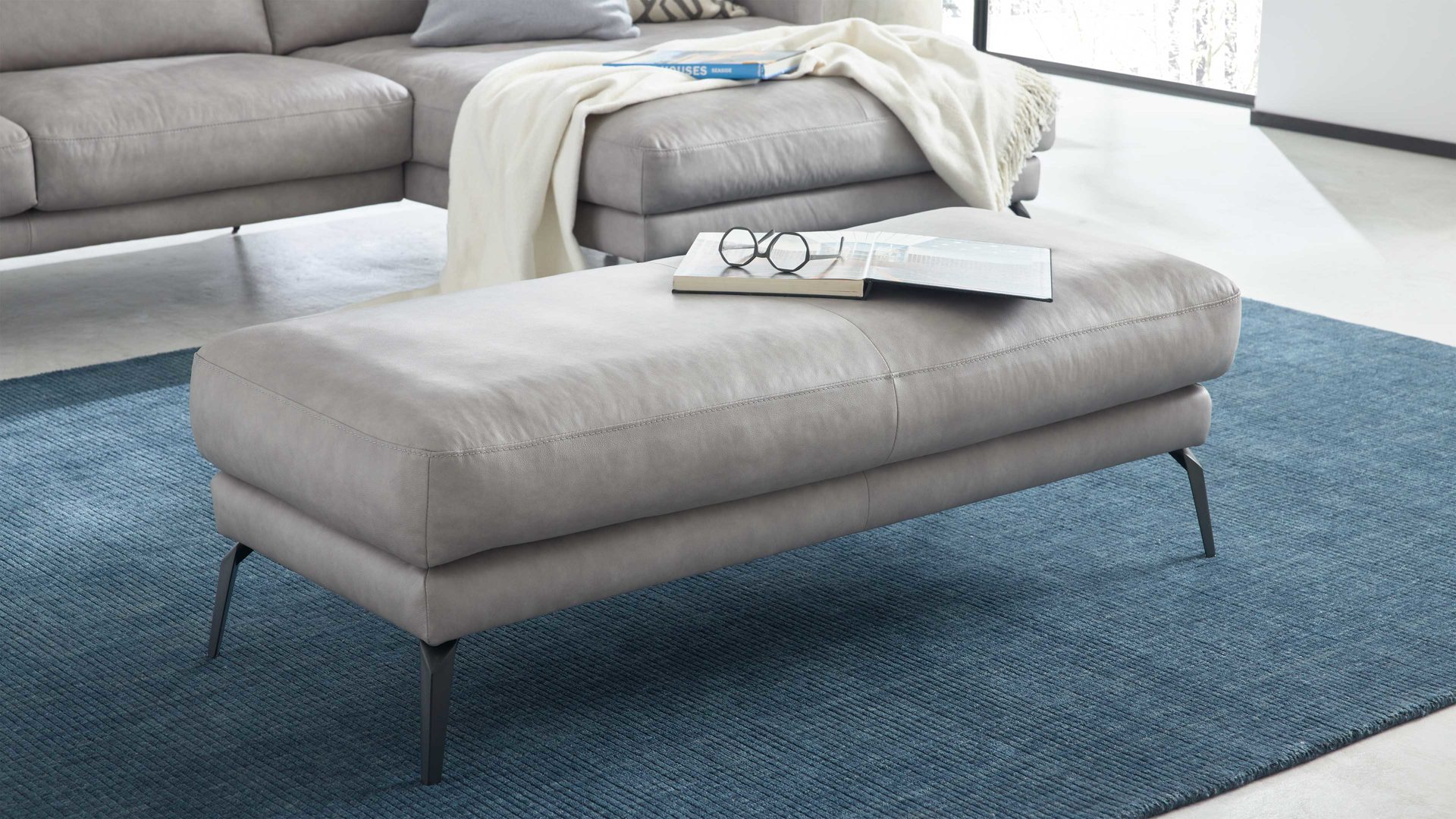 Polsterhocker Interliving aus Leder in Hellgrau Interliving Sofa Serie 4004 - XXL-Hocker hellgraues LongLife-Leder Z69.22 - ca. 140 x 60 cm