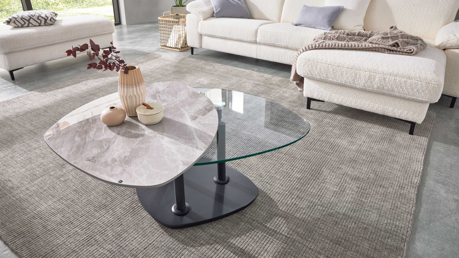 Couchtisch Interliving aus Keramik in Hellgrau Interliving Couchtisch Serie 6219 - Funktions-Couchtisch Marmoroptik Emperador & schwarzer Stahl - ca. 88 x 75 cm