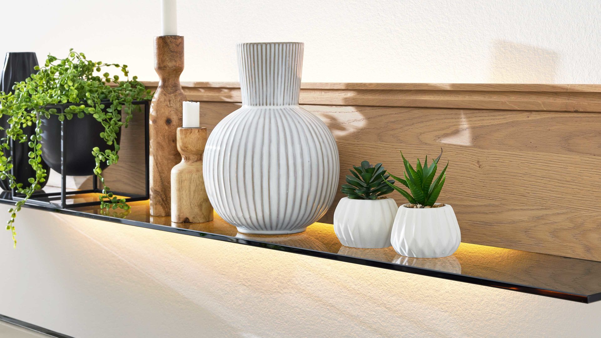 Möbelbeleuchtung Interliving aus Kunststoff in Weiß Interliving Wohnzimmer Serie 2025 - LED-Profilbeleuchtung Länge ca. 100 cm