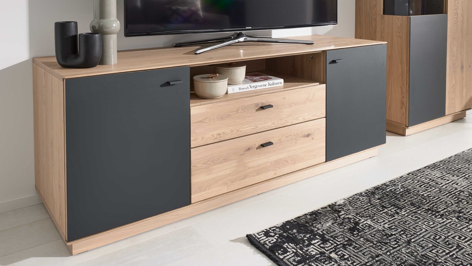 Lowboard Interliving aus Holz in Holzfarben Interliving Wohnzimmer Serie 2025 - Lowboard Wildeiche, Anthrazit & Kork - Breite ca. 165 cm