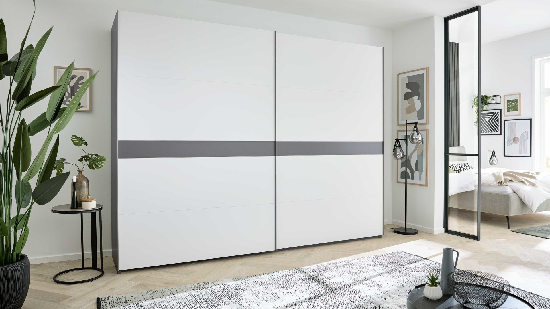 Kleiderschrank Interliving aus Holz in Weiß Interliving Kleiderschrank Serie 1207 – Schwebetürenschrank Weiß & Manhattan – zwei Türen, Breite ca. 301 cm