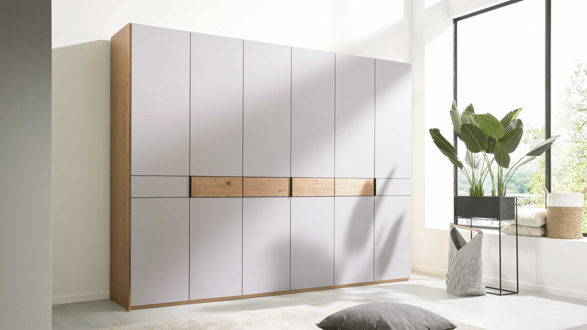 Kleiderschrank Interliving aus Holz in Hellgrau Interliving Kleiderschrank Serie 1207 – Kleiderschrank Satingrau & Wildeiche - sechs Türen, Breite ca. 269 cm