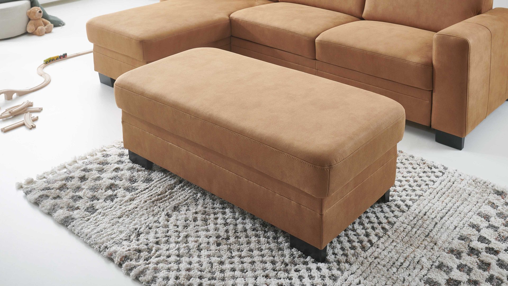 Polsterhocker modulmaster aus Stoff in Orange Modulmaster MM-ZE1001 - XXL-Polsterhocker zimtfarbene Mikrofaser Deluxe & schwarze Metallfüße - ca. 130 x 65 cm