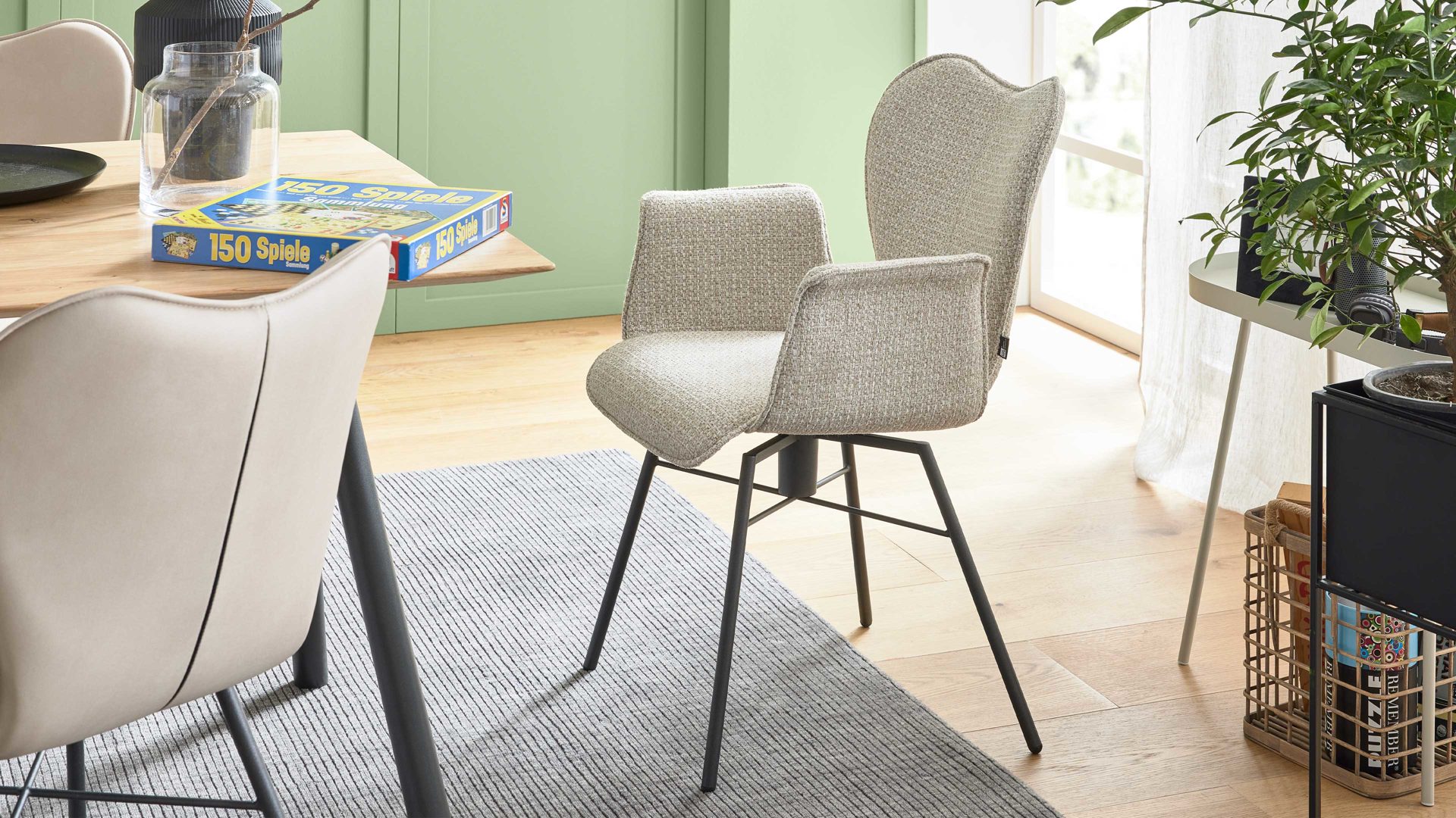 Vierfußstuhl Interliving aus Stoff in Beige Interliving Esszimmer Serie 5115 - Armlehnstuhl Aiko Four A32 beiger Bezug Shout 05 & anthrazitfarbenes Metall