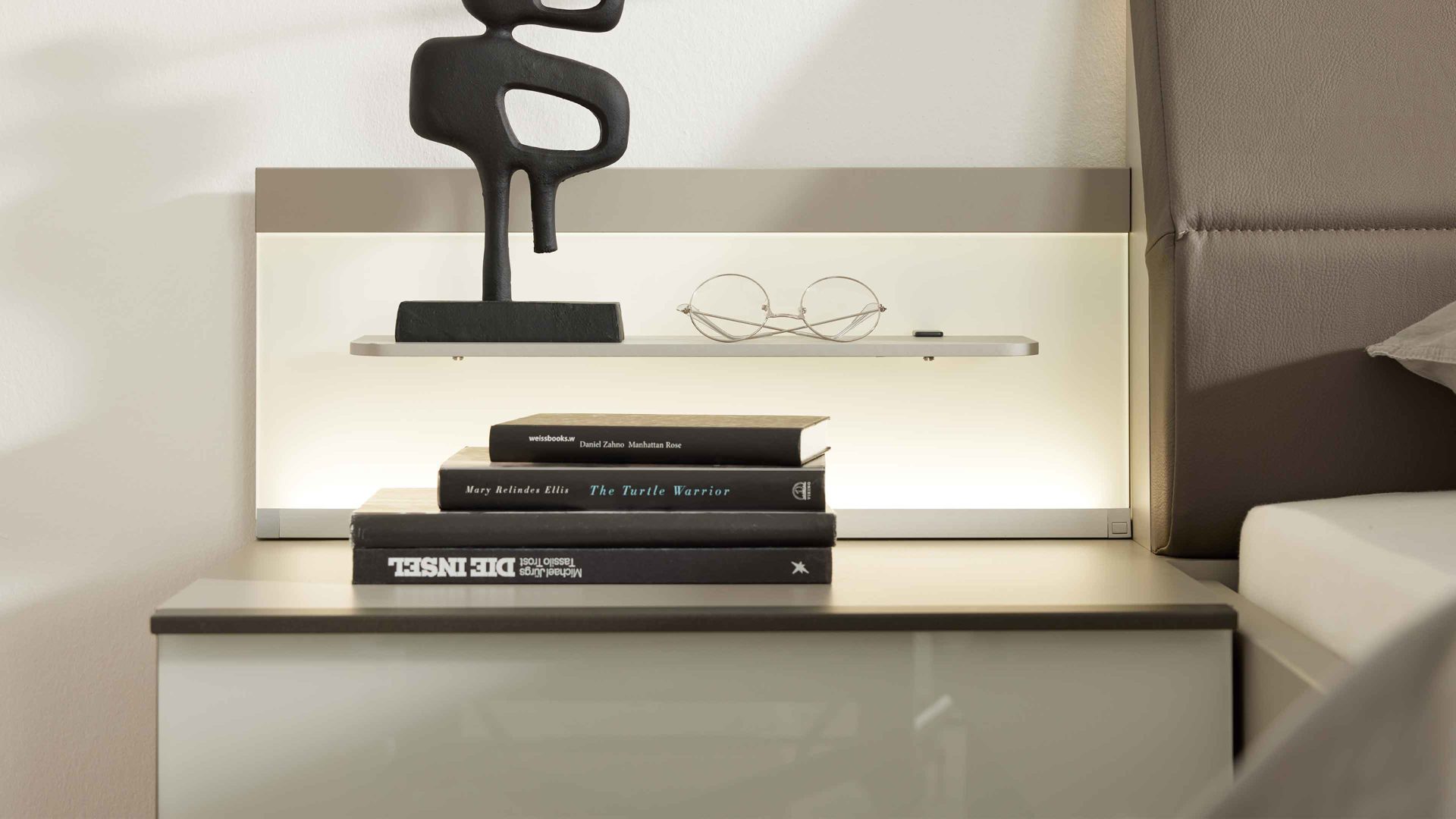 Paneel Interliving aus Holz in Weiß Interliving Schlafzimmer Serie 1032 – beleuchtetes Paneel-Set Weiß & Kieselgrau - zweiteilig