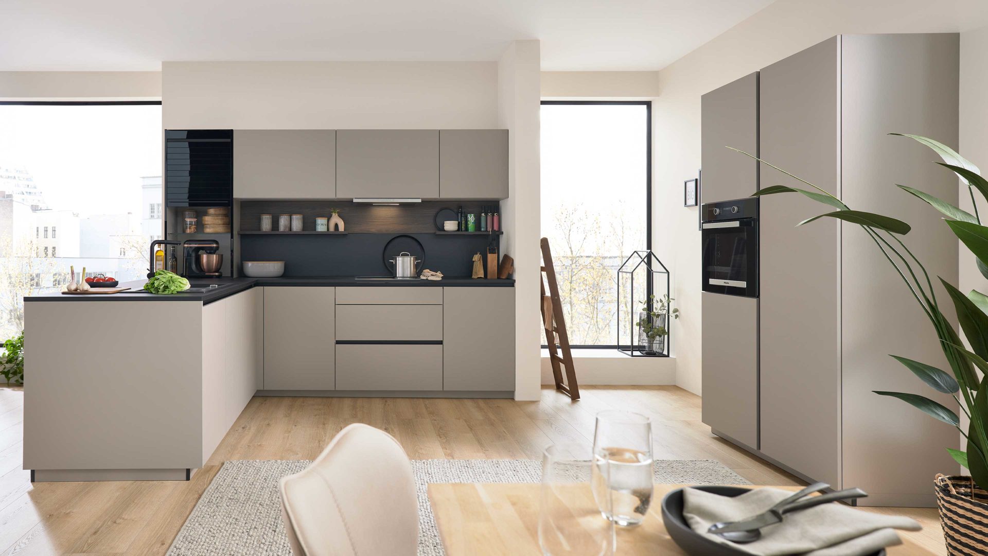 Einbauküche Interliving aus Holz in Beige Interliving Küche Serie 3106 mit Miele-Einbaugeräten Lava & Nussbaum Kuba - zweizeilig