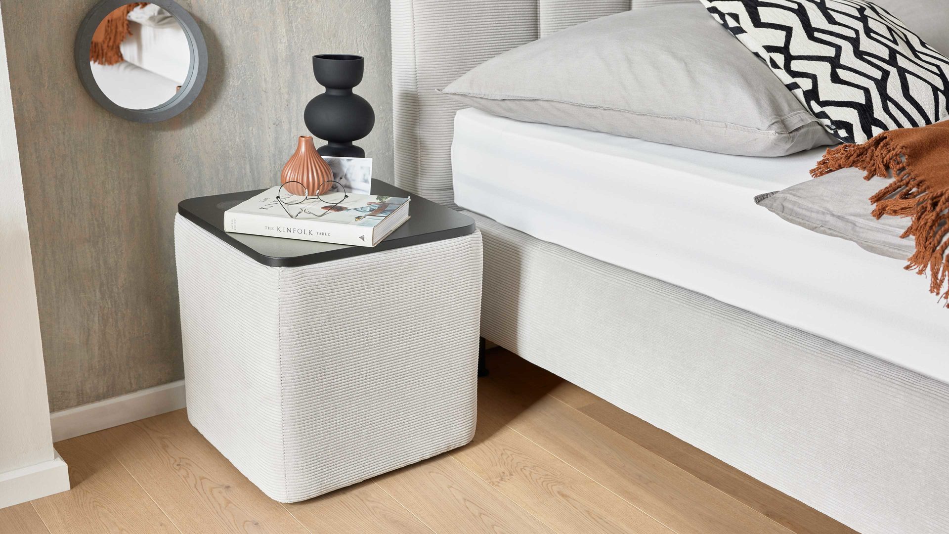 Nachttisch Interliving aus Stoff in Hellgrau Interliving Boxspringbett Serie 1418 - Nachtkonsole mit Ladefunktion silberfarbener Feincord