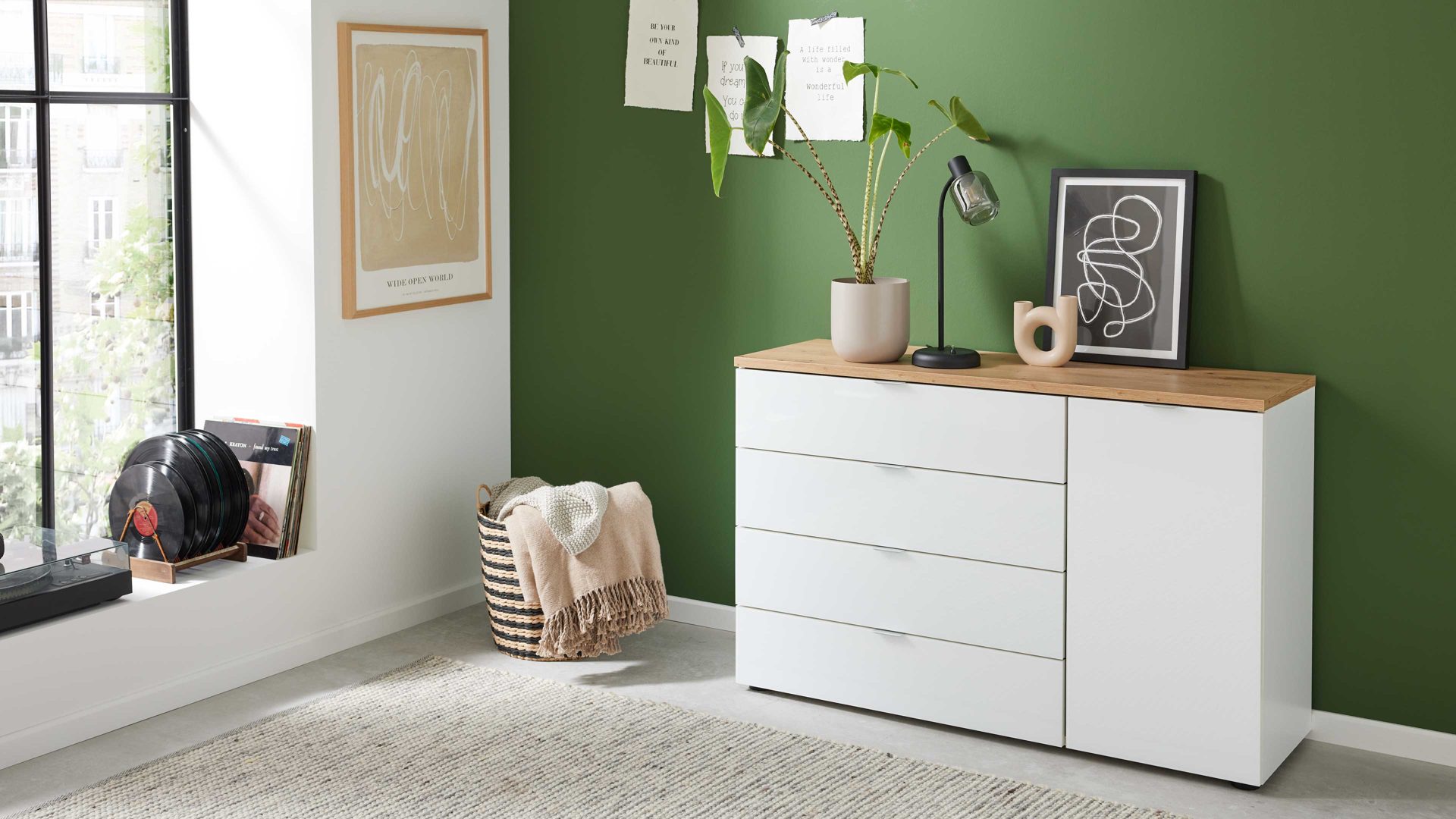 Kombikommode Interliving aus Holz in Weiß Interliving Kleiderschrank Serie 1208 - Kombikommode alpinweißes Glas & Artisan Eiche - eine Tür, vier Schubladen, Breite ca. 120 cm