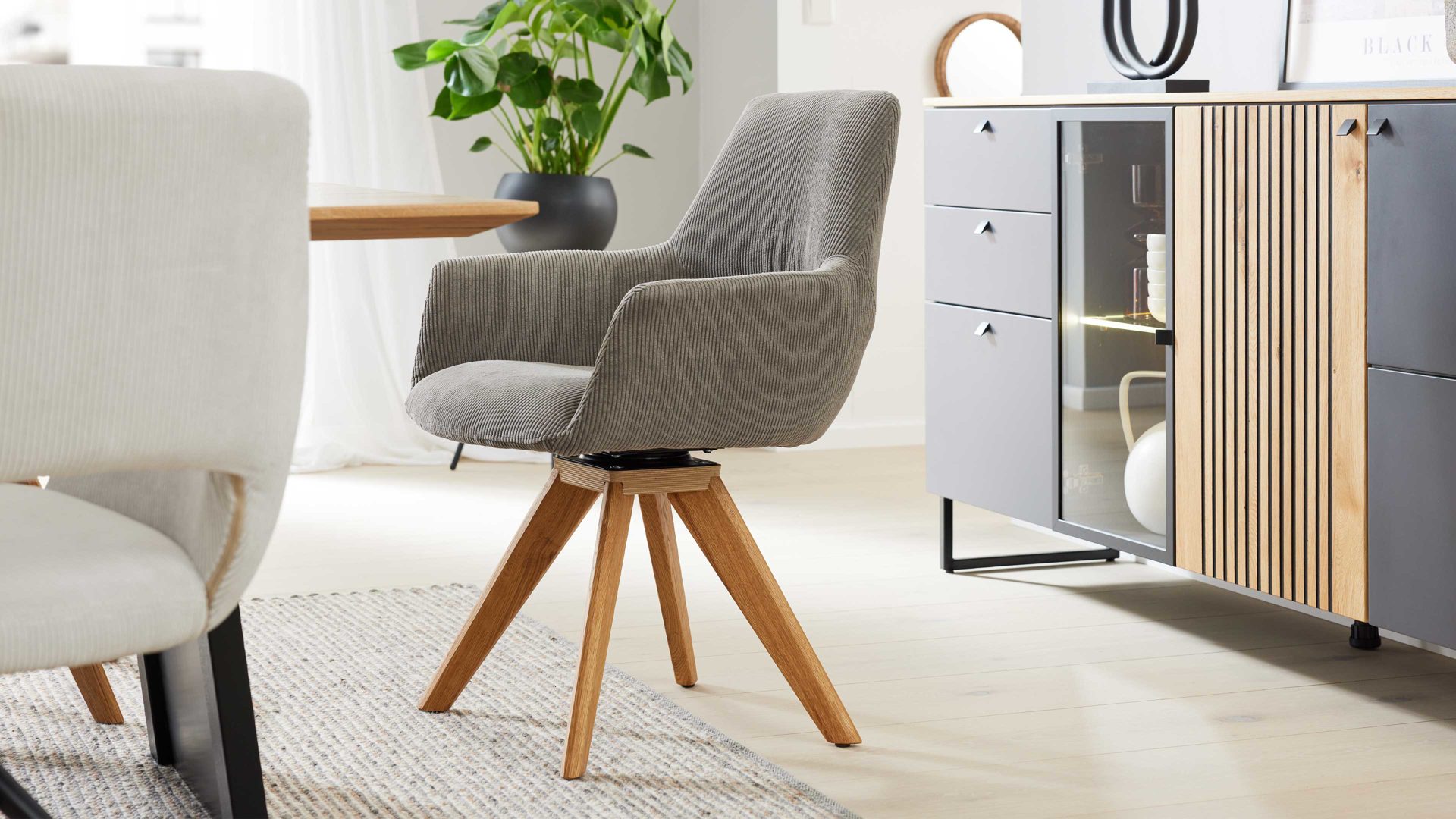 Vierfußstuhl Interliving aus Stoff in Hellgrau Interliving Esszimmer Serie 5605 – Armlehnstuhl 2282-47 mit Dreh- und Rückholffunktion muschelfarbener Cord Rebel & Eiche