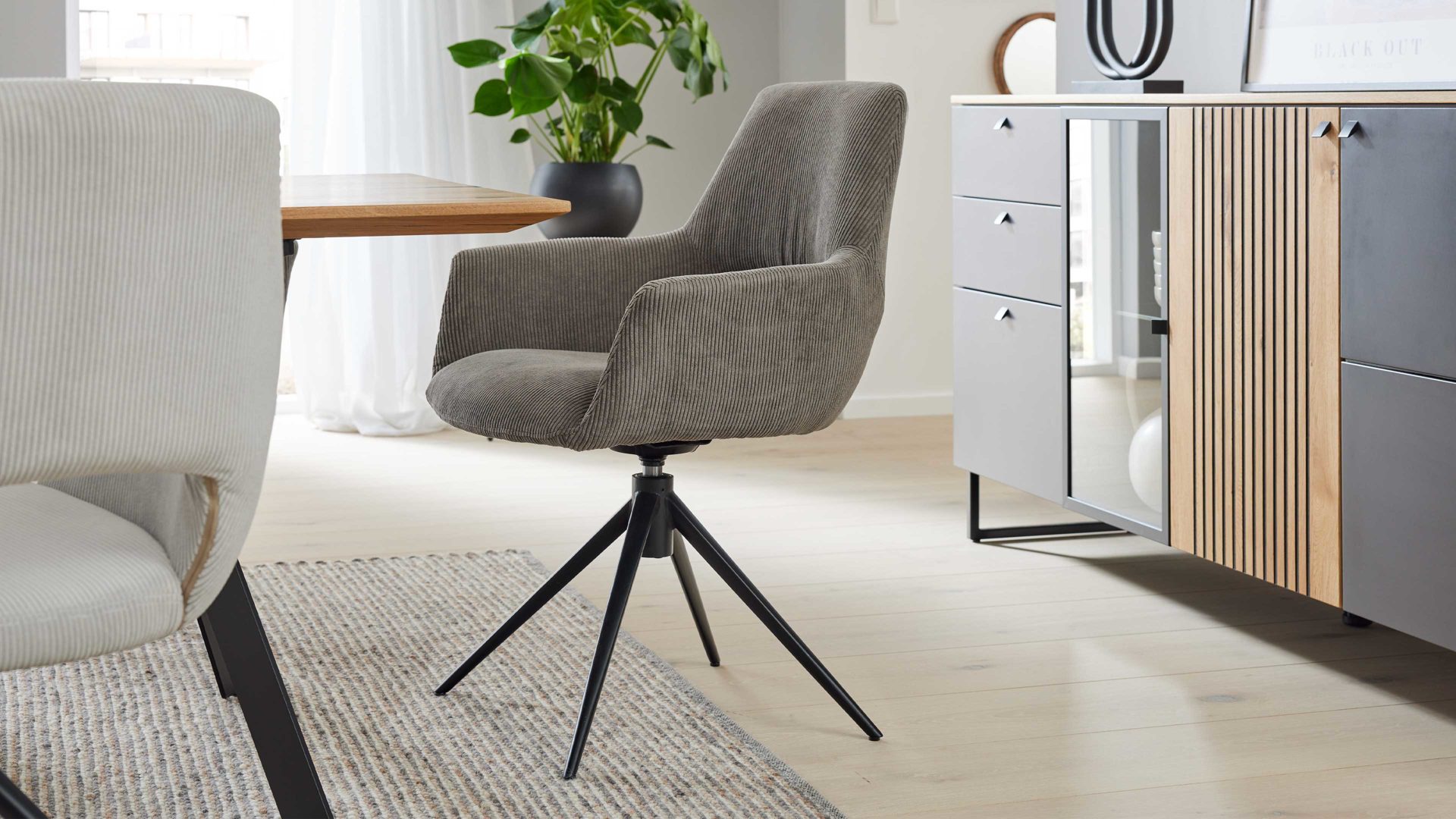 Vierfußstuhl Interliving aus Stoff in Hellgrau Interliving Esszimmer Serie 5605 – Armlehnstuhl 2282-04 mit Dreh- und Rückholfunktion muschelfarbener Cord Rebel & schwarzes Eisen
