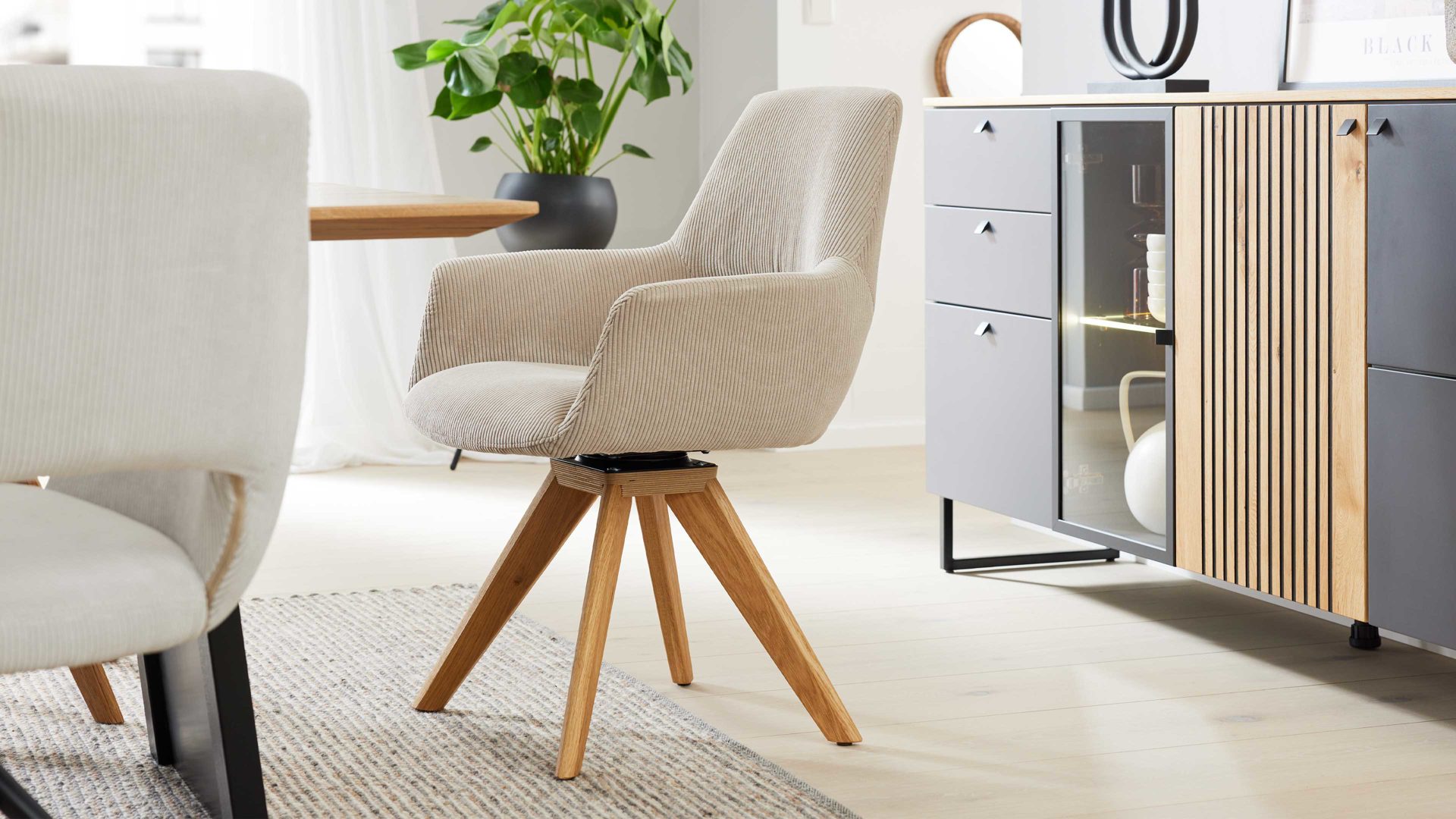 Vierfußstuhl Interliving aus Stoff in Beige Interliving Esszimmer Serie 5605 – Armlehnstuhl 2282-47 mit Dreh- und Rückfunktion ecrufarbener Cord Rebel & Eiche