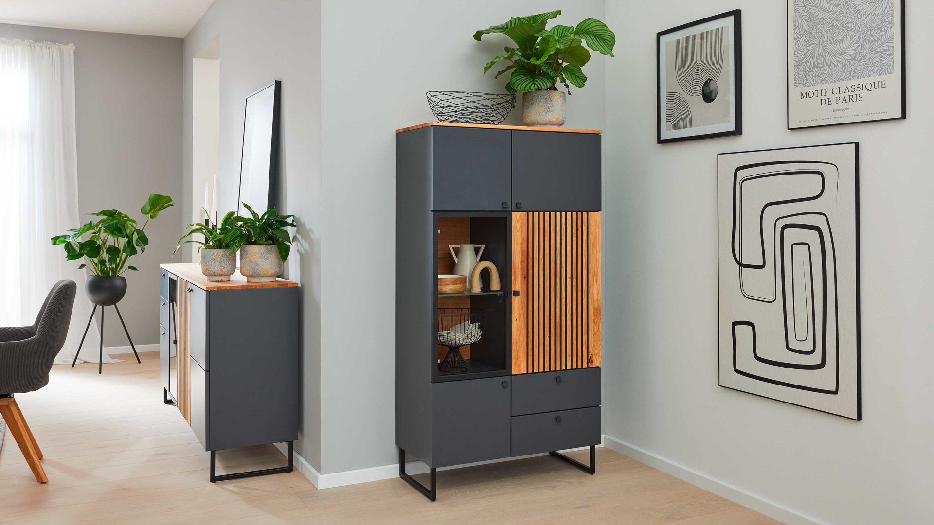 Highboard Interliving aus Holz in Dunkelgrau Interliving Esszimmer Serie 5605 – Highboard quarzgrauer Lack & Charakter-Eiche - fünf Türen, zwei Schubladen, Breite ca. 86 cm