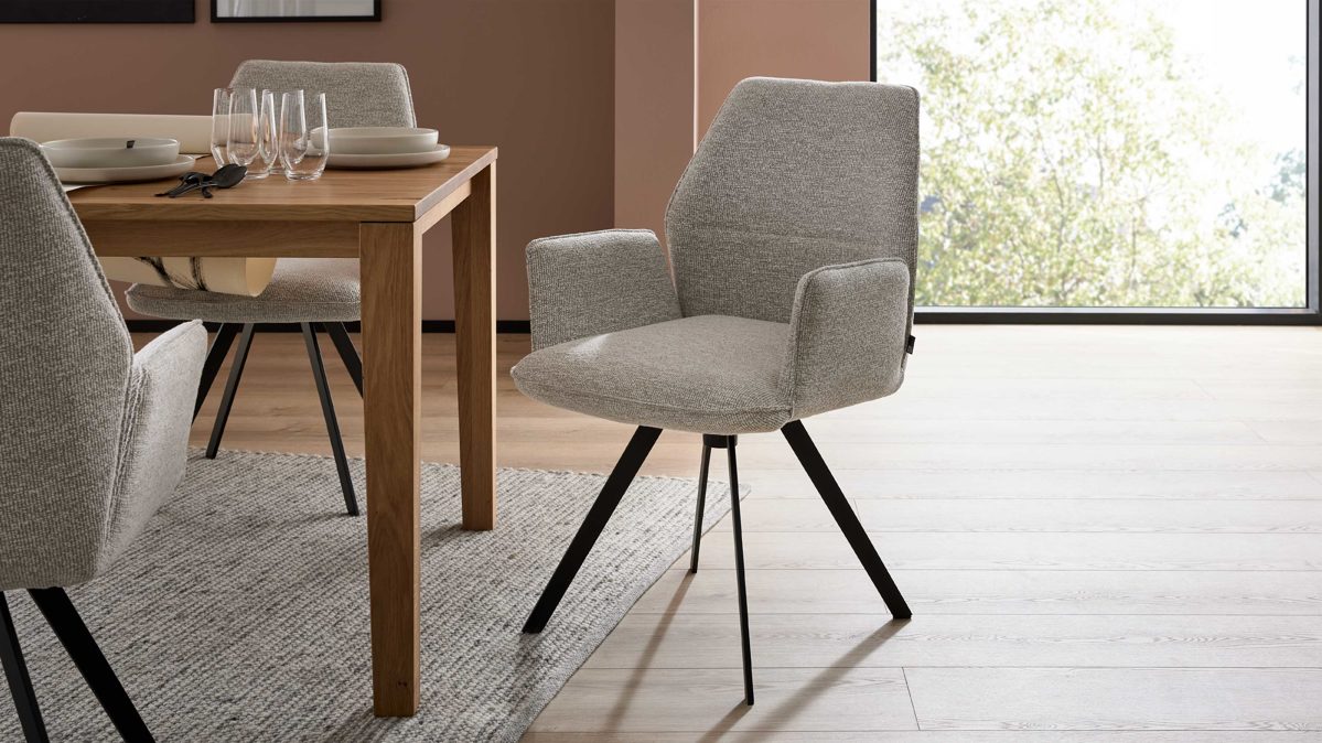 Polsterstuhl Interliving aus Stoff in Weiß Interliving Esszimmer Serie 5102 – Armlehnstuhl U322 mit Drehfunktion leinenfarbener Jacquard Lodge L07 & schwarzes Eisen