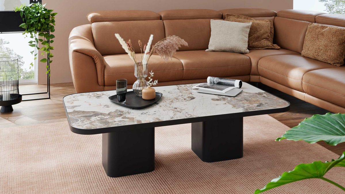 Couchtisch Interliving aus Keramik in Weiß Interliving Couchtisch Serie 6229 marmorfarbene Keramik Calcatta & schwarzer Stahl - ca. 140 x 80 cm