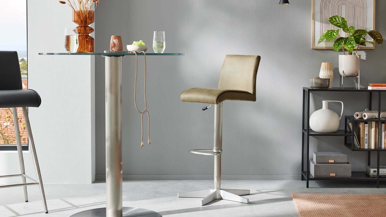 Barstuhl Interliving aus Kunstfaser in Grün Interliving Esszimmer Serie 5122 – Barhocker mit Liftfunktion farngrüne Mikrofaser & gebürsteter Edelstahl