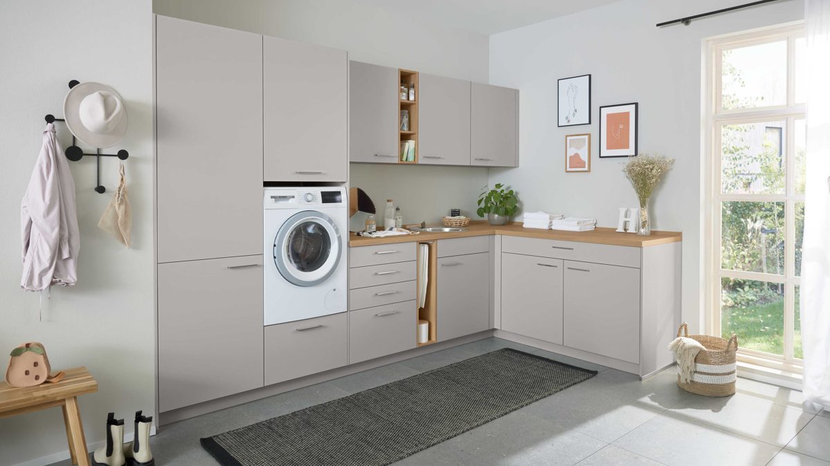 Systemküche culineo® aus Holz in Hellgrau Culineo® Hauswirtschaftsraum C615 mit Edelstahlbecken Seidengrau & Eiche Como - Stellfläche ca. 328 x 187 cm