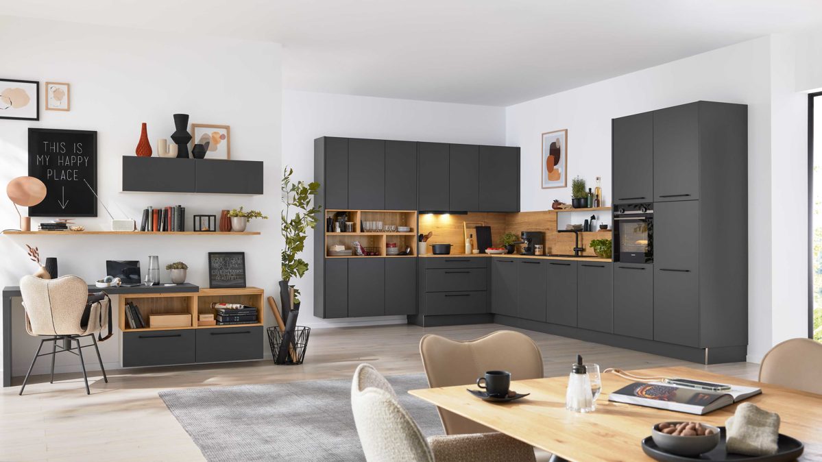 Einbauküche Interliving aus Holz in Dunkelgrau Interliving Küche Serie 3070 mit SIEMENS-Einbaugeräten Graphit & Eiche Ventura - zweizeilig